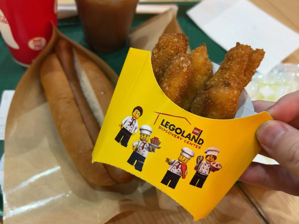 レゴランド東京カフェテリアのスティックチキン